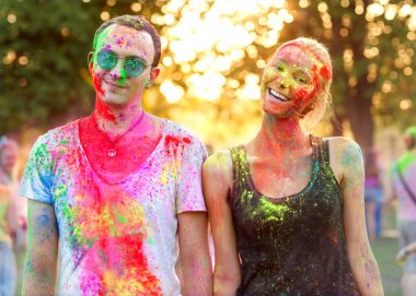 Çocuklar bir kızla holi festival kutlamak
