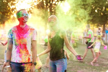 Adam bir kızla holi festival kutlamak