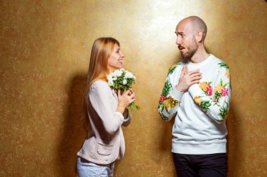 duygusal moda çift birbirlerine Sevgililer üzerinde çiçekleri ver 