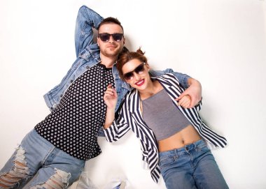 güzel moda çift beyaz bir arka plan üzerinde güneş gözlüklü. Vogue stili