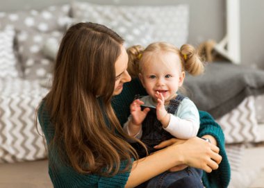 Anne ile kızı kollarındaki duygusal onu evde hugs