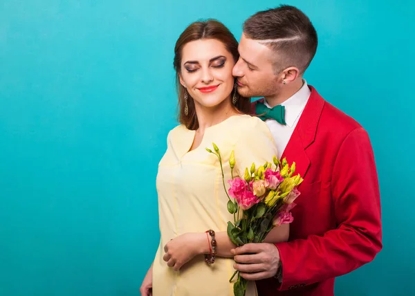 Hipster-Paar verliebt mit einem Blumenstrauß im Studio — Stockfoto