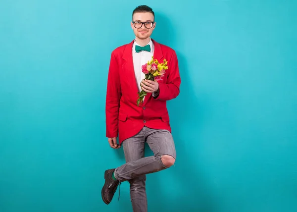 Muž, který držel květiny na den svatého Valentýna, tyrkysové pozadí — Stock fotografie