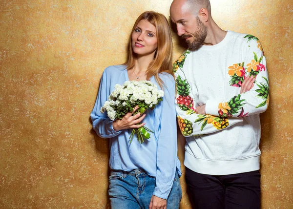 Hipster ζευγάρι στην αγάπη με ένα μπουκέτο λουλούδια στο στούντιο, — Φωτογραφία Αρχείου