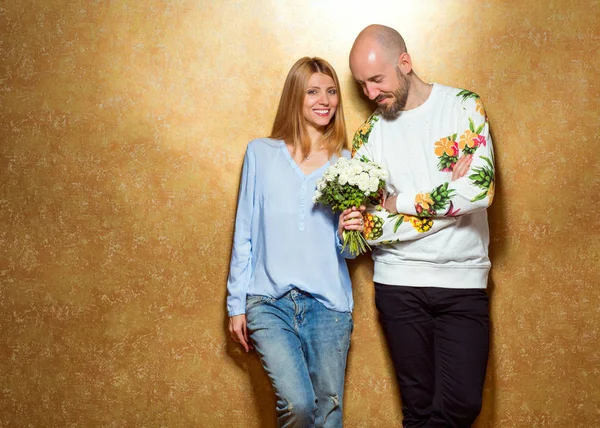 Pareja hipster enamorada de un ramo de flores en el estudio , — Foto de Stock