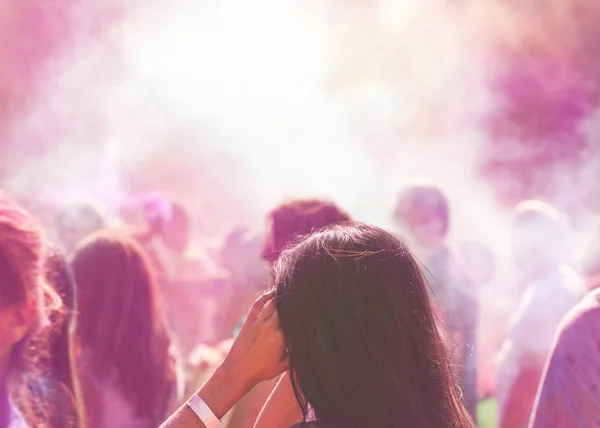 Una folla di persone che festeggiano il festival di Holi — Foto Stock