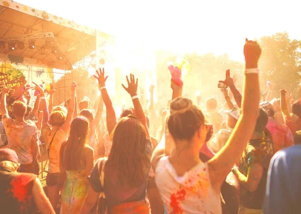 A crowd of people celebrating the Holi festival — Stock Photo, Image