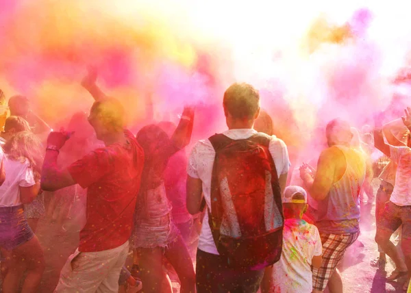 Una folla di persone che festeggiano il festival di Holi — Foto Stock