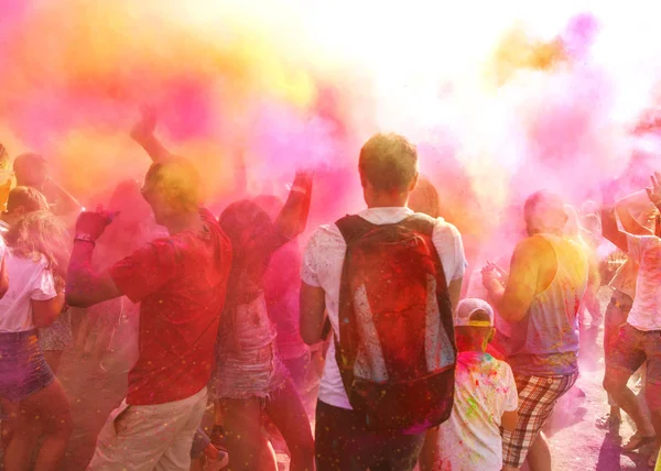 Holi festival kutluyor kişilik bir kalabalık