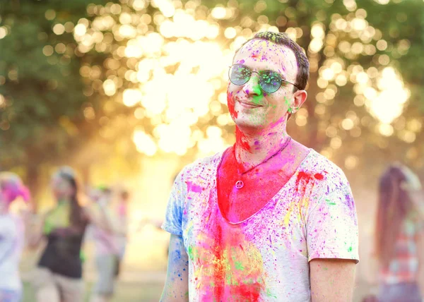 Les Gars Avec Une Fille Célèbrent Festival Holi — Photo