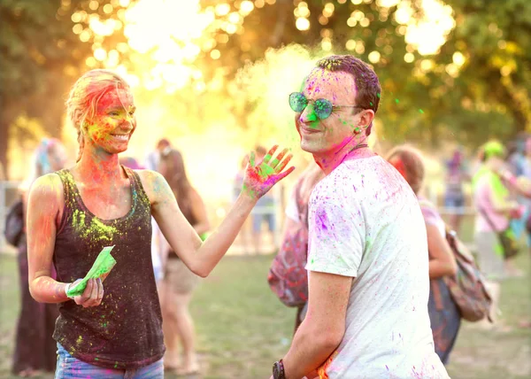 여자와 남자는 Holi 축제를 — 스톡 사진