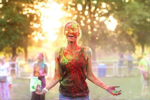 Lány holi fesztivál ünnepli a naplemente — Stock Fotó