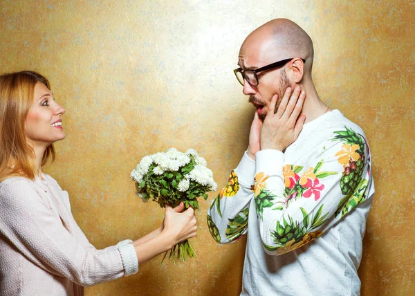 Couple de mode émotionnelle se donnent des fleurs sur Valentine — Photo