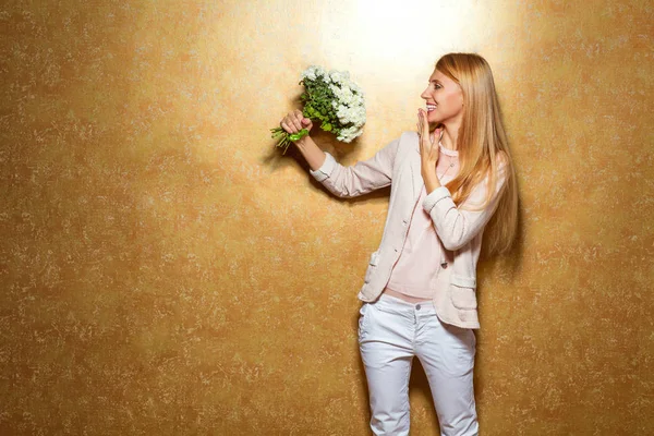 Ragazza dai capelli rossi con mazzo di fiori durante il Giorno di S. Valentino — Foto Stock