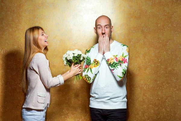 Emocional pareja de moda dar unos a otros flores o — Foto de Stock