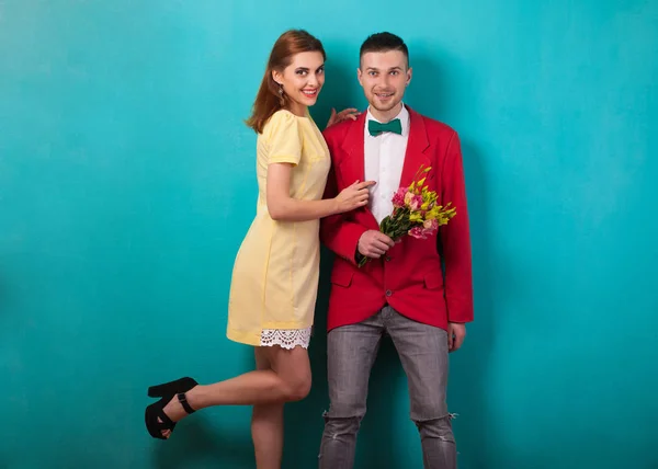 Casal Hipster Apaixonado Por Buquê Flores Estúdio Natal Conceito Dia — Fotografia de Stock