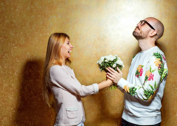 Emotionele mode paar geven elkaar bloemen op Valentijnsdag — Stockfoto