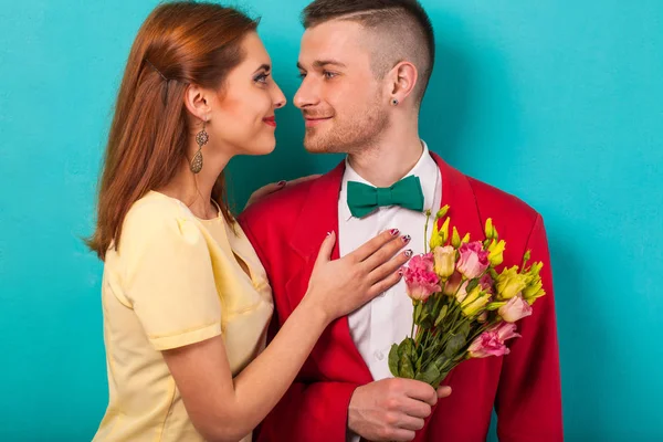 Hipster Para Miłości Bukietem Kwiatów Studio Boże Narodzenie Pojęcie Walentynki — Zdjęcie stockowe