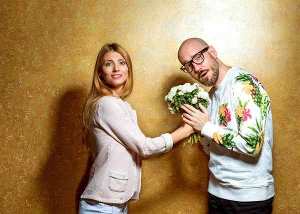 Moda emocional casal dar umas às outras flores no dia dos namorados — Fotografia de Stock