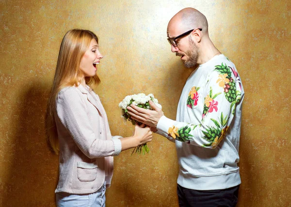 Moda emocional casal dar umas às outras flores no dia dos namorados — Fotografia de Stock