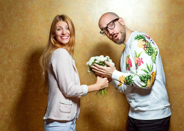 Følelsesmæssige mode par giver hinanden blomster på Valentinsdag - Stock-foto