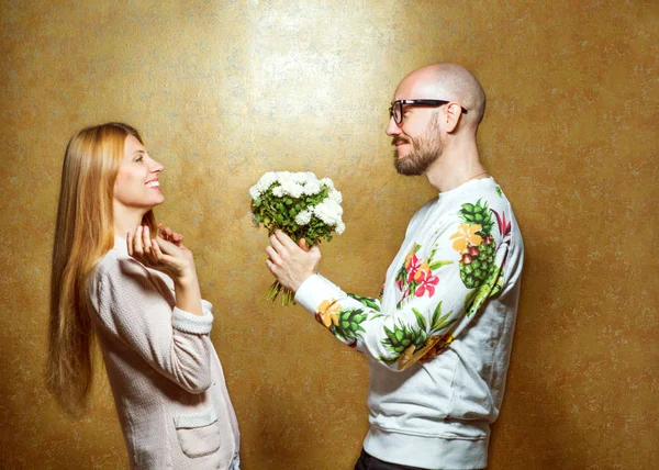 Moda emocional casal dar umas às outras flores no dia dos namorados — Fotografia de Stock