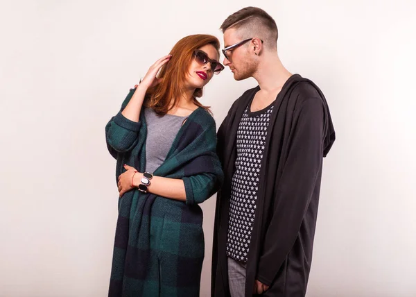 Hermosa Pareja Moda Con Gafas Sol Sobre Fondo Blanco Estilo — Foto de Stock