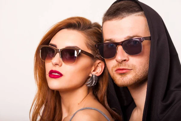 Schönes Modepaar Mit Sonnenbrille Auf Weißem Hintergrund Modestil — Stockfoto