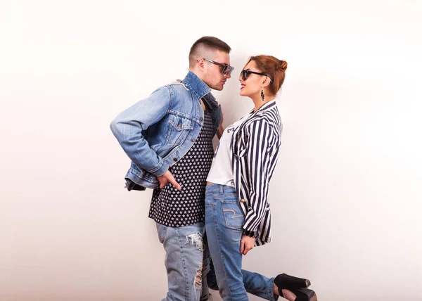 Pasangan Mode Cantik Dengan Kacamata Hitam Dengan Latar Belakang Putih — Stok Foto