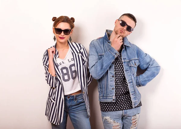 Schönes Modepaar Mit Sonnenbrille Auf Weißem Hintergrund Modestil — Stockfoto