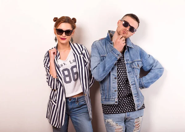 Hermosa Pareja Moda Con Gafas Sol Sobre Fondo Blanco Estilo — Foto de Stock