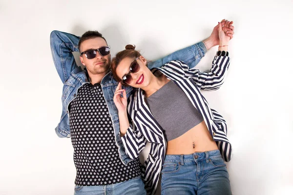 Hermosa Pareja Moda Con Gafas Sol Sobre Fondo Blanco Estilo — Foto de Stock