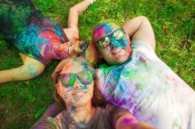 Adam bir kızla kutlamak holi Festivali, yapmak selfie