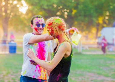 Çocuklar bir kızla holi festival kutlamak