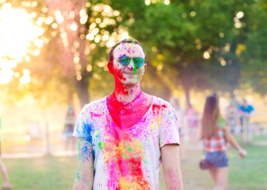 Adamla holi festival kutlamak