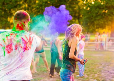 Çocuklar bir kızla holi festival kutlamak