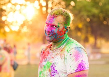 Adam bir kızla holi festival kutlamak