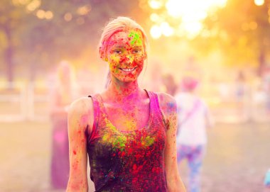 Kız holi festival kutlamak