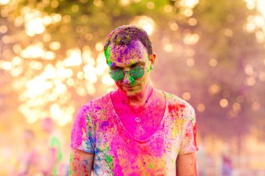 adam holi festival kutlamak