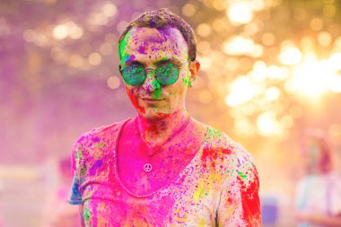 Kız holi festival kutlamak