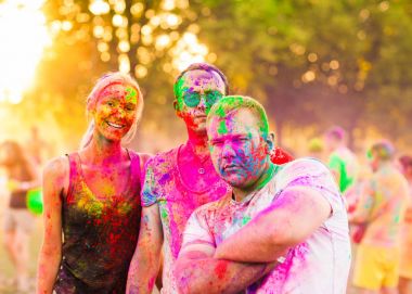 Çocuklar bir kızla holi festival kutlamak