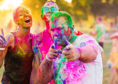 Çocuklar bir kızla holi festival kutlamak