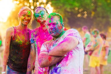 Çocuklar bir kızla holi festival kutlamak