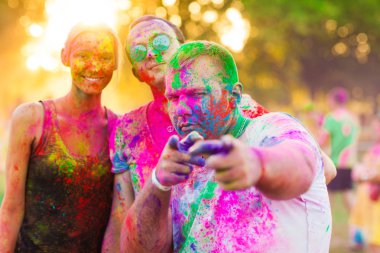 Çocuklar bir kızla holi festival kutlamak