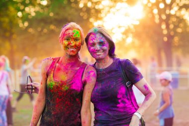 Kızlar holi festival kutlamak