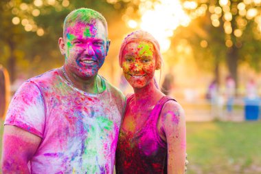 Çocuklar bir kızla holi festival kutlamak