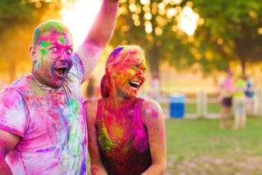 Çocuklar bir kızla holi festival kutlamak