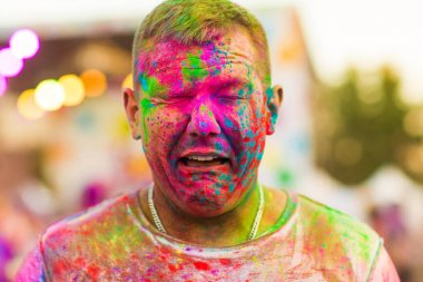 Adamla holi festival kutlamak