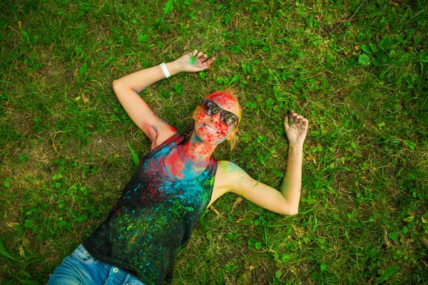 Dívka slaví holi festival, udělat selfie — Stock fotografie