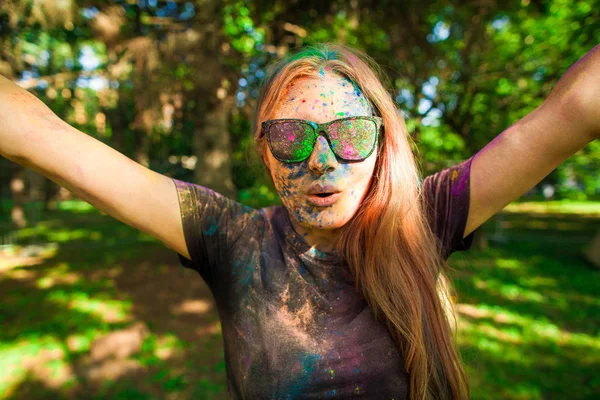 Girl celebrate holi festival, make selfie — Stock Photo, Image